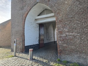 
                            <b>Grote bakstenen poort met boog en donkere houten deur.</b><br>
                                                        <b>ISO:</b> 12 | <b>Sluitertijd:</b> 161783/40000000 | <b>Diafragma:</b> f/1.7 | <b>Datum:</b> 2026-02-08

                        