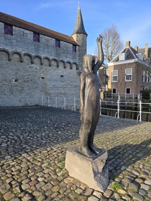 
                            <b>Bronzen beeld van staande vrouw heft haar arm omhoog.</b><br>
                                                        <b>ISO:</b> 12 | <b>Sluitertijd:</b> 2100417/500000000 | <b>Diafragma:</b> f/1.7 | <b>Datum:</b> 2026-02-08

                        