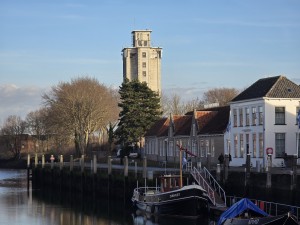 
                            <b>Hoge betonnen toren domineert het uitzicht.</b><br>
                                                        <b>ISO:</b> 32 | <b>Sluitertijd:</b> 1176693/500000000 | <b>Diafragma:</b> f/3.4 | <b>Datum:</b> 2026-02-08

                        
