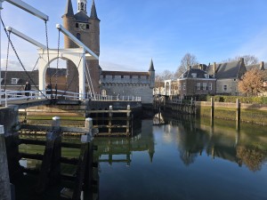 
                            <b>Witte ophaalbrug bij oude stadspoort en kerktoren.</b><br>
                                                        <b>ISO:</b> 12 | <b>Sluitertijd:</b> 3749279/1000000000 | <b>Diafragma:</b> f/1.7 | <b>Datum:</b> 2026-02-08

                        
