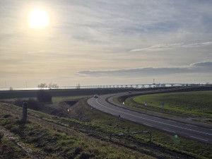 
                            <b>Slingerweg met auto's richting brug.</b><br>
                                                        <b>ISO:</b> 12 | <b>Sluitertijd:</b> 13/125000 | <b>Diafragma:</b> f/1.7 | <b>Datum:</b> 2026-02-08

                        