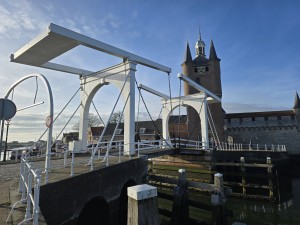 
                            <b>Witte ophaalbrug met hefconstructie over een sluis.</b><br>
                                                        <b>ISO:</b> 12 | <b>Sluitertijd:</b> 23779/15625000 | <b>Diafragma:</b> f/1.7 | <b>Datum:</b> 2026-02-08

                        