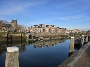 
                            <b>Appartementencomplex en kade weerspiegelen in het water van de haven.</b><br>
                                                        <b>ISO:</b> 12 | <b>Sluitertijd:</b> 33827/20000000 | <b>Diafragma:</b> f/1.7 | <b>Datum:</b> 2026-02-08

                        