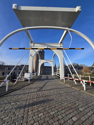 
                            <b>Witte ophaalbrug met boogconstructie en kasseienweg erover.</b><br>
                                                        <b>ISO:</b> 64 | <b>Sluitertijd:</b> 4001/8000000 | <b>Diafragma:</b> f/2.2 | <b>Datum:</b> 2026-02-08

                        