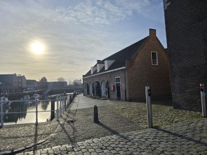 
                            <b>Oud bakstenen pakhuis met hoge gevel en dakramen.</b><br>
                                                        <b>ISO:</b> 12 | <b>Sluitertijd:</b> 66713/125000000 | <b>Diafragma:</b> f/1.7 | <b>Datum:</b> 2026-02-08

                        