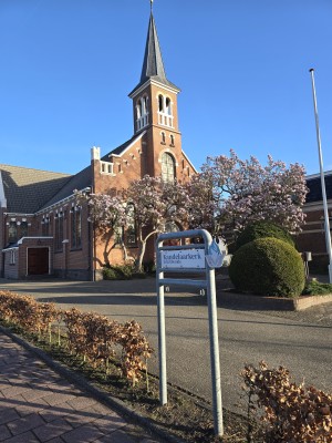 
                            <b>Bakstenen kerk met hoge spits en glas-in-loodramen.</b><br>
                                                        <b>ISO:</b> 12 | <b>Sluitertijd:</b> 3904687/1000000000 | <b>Diafragma:</b> f/1.7 | <b>Datum:</b> 2026-04-06

                        