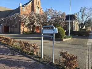 
                            <b>Kandelaarkerk in Schildwolde met herkenbaar naambord.</b><br>
                                                        <b>ISO:</b> 12 | <b>Sluitertijd:</b> 2636823/500000000 | <b>Diafragma:</b> f/1.7 | <b>Datum:</b> 2026-04-06

                        