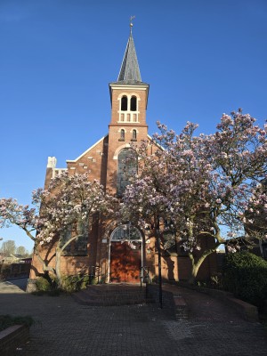 
                            <b>Bakstenen kerk met hoge spits en boogramen</b><br>
                                                        <b>ISO:</b> 12 | <b>Sluitertijd:</b> 73461/25000000 | <b>Diafragma:</b> f/1.7 | <b>Datum:</b> 2026-04-06

                        