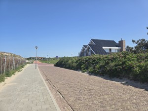
                            <b>Vrijstaand huis met donker pannendak en schoorsteen</b><br>
                                                        <b>ISO:</b> 12 | <b>Sluitertijd:</b> 65107/62500000 | <b>Diafragma:</b> f/1.7 | <b>Datum:</b> 2026-05-25

                        