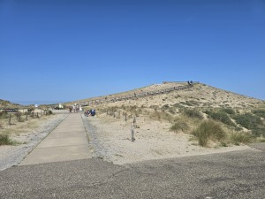 
                            <b>Houten wandelpad over zandduin met bezoekers.</b><br>
                                                        <b>ISO:</b> 12 | <b>Sluitertijd:</b> 818639/1000000000 | <b>Diafragma:</b> f/1.7 | <b>Datum:</b> 2026-05-25

                        