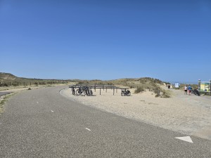 
                            <b>Fietsen geparkeerd bij een fietsenstalling.</b><br>
                                                        <b>ISO:</b> 12 | <b>Sluitertijd:</b> 798931/1000000000 | <b>Diafragma:</b> f/1.7 | <b>Datum:</b> 2026-05-25

                        