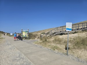 
                            <b>Informatieborden en houten trap bij duinovergang</b><br>
                                                        <b>ISO:</b> 12 | <b>Sluitertijd:</b> 5689/8000000 | <b>Diafragma:</b> f/1.7 | <b>Datum:</b> 2026-05-25

                        