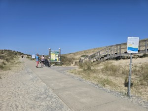 
                            <b>Informatieborden markeren de toegang tot een duinpad.</b><br>
                                                        <b>ISO:</b> 12 | <b>Sluitertijd:</b> 5689/8000000 | <b>Diafragma:</b> f/1.7 | <b>Datum:</b> 2026-05-25

                        