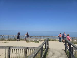 
                            <b>Mensen kijken uit over de zee vanaf een duinpad.</b><br>
                                                        <b>ISO:</b> 12 | <b>Sluitertijd:</b> 77339/100000000 | <b>Diafragma:</b> f/1.7 | <b>Datum:</b> 2026-05-25

                        