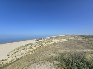 
                            <b>Strandhuisjes langs een uitgestrekt zandstrand met duinen.</b><br>
                                                        <b>ISO:</b> 50 | <b>Sluitertijd:</b> 301429/1000000000 | <b>Diafragma:</b> f/2.2 | <b>Datum:</b> 2026-05-25

                        