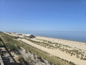 
                            <b>Breed zandstrand met duinen en strandpaviljoen aan zee.</b><br>
                                                        <b>ISO:</b> 12 | <b>Sluitertijd:</b> 108317/125000000 | <b>Diafragma:</b> f/1.7 | <b>Datum:</b> 2026-05-25

                        