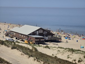 
                            <b>Strandpaviljoen met terras aan het zandstrand</b><br>
                                                        <b>ISO:</b> 32 | <b>Sluitertijd:</b> 796771/1000000000 | <b>Diafragma:</b> f/3.4 | <b>Datum:</b> 2026-05-25

                        