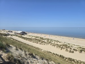 
                            <b>Uitgestrekt zandstrand met duinen en strandgangers.</b><br>
                                                        <b>ISO:</b> 12 | <b>Sluitertijd:</b> 834303/1000000000 | <b>Diafragma:</b> f/1.7 | <b>Datum:</b> 2026-05-25

                        