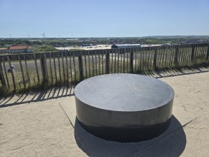 
                            <b>Ronde oriëntatietafel met gegraveerde kaart.</b><br>
                                                        <b>ISO:</b> 12 | <b>Sluitertijd:</b> 195453/250000000 | <b>Diafragma:</b> f/1.7 | <b>Datum:</b> 2026-05-25

                        