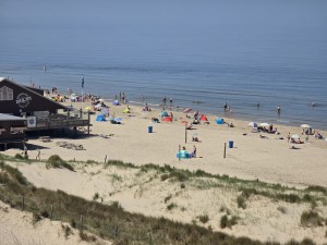 
                            <b>Badgasten ontspannen op een druk zandstrand.</b><br>
                                                        <b>ISO:</b> 32 | <b>Sluitertijd:</b> 838833/1000000000 | <b>Diafragma:</b> f/3.4 | <b>Datum:</b> 2026-05-25

                        