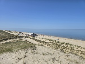 
                            <b>Uitgestrekt zandstrand met duinen en strandpaviljoen aan zee.</b><br>
                                                        <b>ISO:</b> 12 | <b>Sluitertijd:</b> 195453/250000000 | <b>Diafragma:</b> f/1.7 | <b>Datum:</b> 2026-05-25

                        