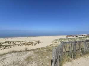 
                            <b>Breed zandstrand met rustige zee en duinen.</b><br>
                                                        <b>ISO:</b> 50 | <b>Sluitertijd:</b> 1071/3906250 | <b>Diafragma:</b> f/2.2 | <b>Datum:</b> 2026-05-25

                        