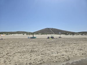 
                            <b>Zandduinen met strandgangers en paddleboard op het strand.</b><br>
                                                        <b>ISO:</b> 12 | <b>Sluitertijd:</b> 632969/1000000000 | <b>Diafragma:</b> f/1.7 | <b>Datum:</b> 2026-05-25

                        