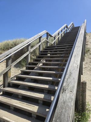 
                            <b>Houten trap met leuningen over een duin.</b><br>
                                                        <b>ISO:</b> 12 | <b>Sluitertijd:</b> 1202459/1000000000 | <b>Diafragma:</b> f/1.7 | <b>Datum:</b> 2026-05-25

                        