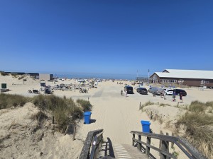 
                            <b>Druk strand met fietsenstalling en strandpaviljoen bij duinen.</b><br>
                                                        <b>ISO:</b> 50 | <b>Sluitertijd:</b> 50557/200000000 | <b>Diafragma:</b> f/2.2 | <b>Datum:</b> 2026-05-25

                        
