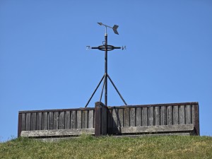 
                            <b>Windwijzer met windrichtingen op een houten constructie</b><br>
                                                        <b>ISO:</b> 80 | <b>Sluitertijd:</b> 4001/8000000 | <b>Diafragma:</b> f/3.4 | <b>Datum:</b> 2026-05-25

                        