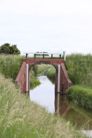 
                            <b>Bakstenen boogbrug over een smalle watergang</b><br>
                                                        <b>ISO:</b> 100 | <b>Sluitertijd:</b> 1/250 | <b>Diafragma:</b> f/7.1 | <b>Datum:</b> 2026-05-31

                        