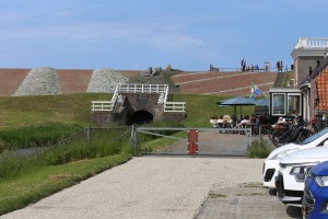 
                            <b>Historische vestingwal met tunnelpoort en witte brugleuning</b><br>
                                                        <b>ISO:</b> 100 | <b>Sluitertijd:</b> 1/400 | <b>Diafragma:</b> f/9.0 | <b>Datum:</b> 2026-05-31

                        