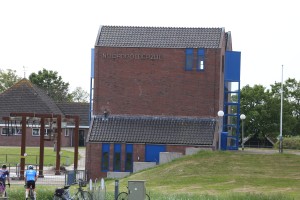 
                            <b>Bakstenen gebouw van Noordpolderzijl met blauwe accenten.</b><br>
                                                        <b>ISO:</b> 500 | <b>Sluitertijd:</b> 1/2000 | <b>Diafragma:</b> f/4.0 | <b>Datum:</b> 2026-05-31

                        