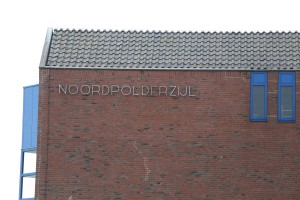 
                            <b>Bakstenen gevel met het opschrift Noordpolderzijl.</b><br>
                                                        <b>ISO:</b> 640 | <b>Sluitertijd:</b> 1/2000 | <b>Diafragma:</b> f/4.5 | <b>Datum:</b> 2026-05-31

                        