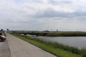 
                            <b>Een lage brug over een brede waterweg.</b><br>
                                                        <b>ISO:</b> 100 | <b>Sluitertijd:</b> 1/250 | <b>Diafragma:</b> f/11.0 | <b>Datum:</b> 2026-05-31

                        