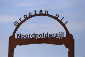 
                            <b>Roestig metalen toegangsbord met tekst Groeten uit Noordpolderzijl</b><br>
                                                        <b>ISO:</b> 125 | <b>Sluitertijd:</b> 1/2000 | <b>Diafragma:</b> f/4.0 | <b>Datum:</b> 2026-05-31

                        