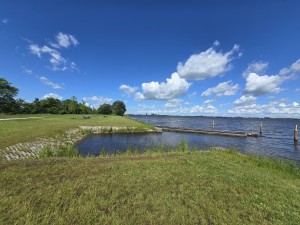 
                            <b>Aanlegsteiger aan een rustig meer met grasrijke oever</b><br>
                                                        <b>ISO:</b> 50 | <b>Sluitertijd:</b> 12523/40000000 | <b>Diafragma:</b> f/2.2 | <b>Datum:</b> 2026-06-09

                        