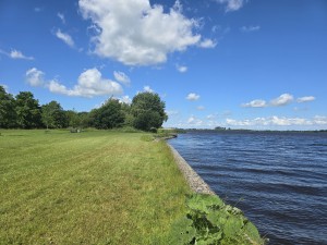 
                            <b>Een brede waterplas langs een groene oever.</b><br>
                                                        <b>ISO:</b> 12 | <b>Sluitertijd:</b> 929737/1000000000 | <b>Diafragma:</b> f/1.7 | <b>Datum:</b> 2026-06-09

                        