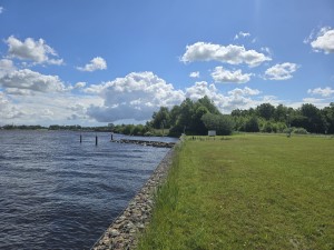 
                            <b>Een groene oever langs een breed water.</b><br>
                                                        <b>ISO:</b> 12 | <b>Sluitertijd:</b> 684673/1000000000 | <b>Diafragma:</b> f/1.7 | <b>Datum:</b> 2026-06-09

                        