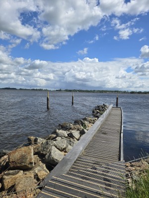 
                            <b>Houten steiger langs rotsachtige waterkant.</b><br>
                                                        <b>ISO:</b> 12 | <b>Sluitertijd:</b> 765059/1000000000 | <b>Diafragma:</b> f/1.7 | <b>Datum:</b> 2026-06-09

                        