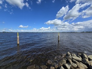 
                            <b>Twee houten meerpalen met gele markeringen in het water</b><br>
                                                        <b>ISO:</b> 50 | <b>Sluitertijd:</b> 3703/10000000 | <b>Diafragma:</b> f/2.2 | <b>Datum:</b> 2026-06-09

                        