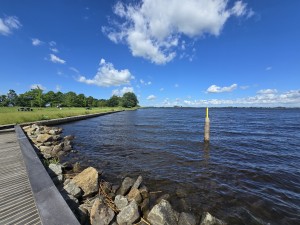
                            <b>Uitgestrekt meer met houten aanlegsteiger en markeringspaal.</b><br>
                                                        <b>ISO:</b> 50 | <b>Sluitertijd:</b> 210847/500000000 | <b>Diafragma:</b> f/2.2 | <b>Datum:</b> 2026-06-09

                        