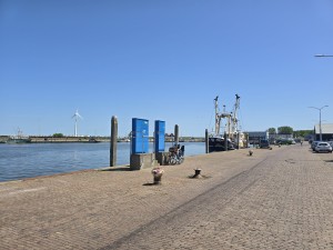 
                            <b>Een vissersboot ligt aangemeerd aan de kade.</b><br>
                                                        <b>ISO:</b> 12 | <b>Sluitertijd:</b> 989477/1000000000 | <b>Diafragma:</b> f/1.7 | <b>Datum:</b> 2026-05-25

                        