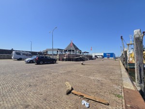 
                            <b>Een restaurant aan de haven met terras en geparkeerde auto's.</b><br>
                                                        <b>ISO:</b> 50 | <b>Sluitertijd:</b> 360409/1000000000 | <b>Diafragma:</b> f/2.2 | <b>Datum:</b> 2026-05-25

                        
