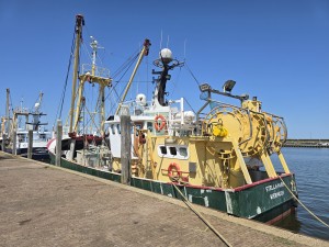 
                            <b>Afgemeerde vissersboot met hijsinstallatie en grote kabelhaspel.</b><br>
                                                        <b>ISO:</b> 12 | <b>Sluitertijd:</b> 26499/31250000 | <b>Diafragma:</b> f/1.7 | <b>Datum:</b> 2026-05-25

                        