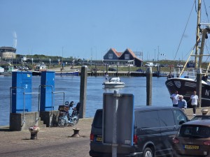
                            <b>Een kleine motorboot vaart door de haven.</b><br>
                                                        <b>ISO:</b> 64 | <b>Sluitertijd:</b> 1276263/500000000 | <b>Diafragma:</b> f/3.4 | <b>Datum:</b> 2026-05-25

                        