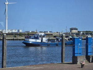 
                            <b>Blauwe werkboot vaart door de haven.</b><br>
                                                        <b>ISO:</b> 50 | <b>Sluitertijd:</b> 1276263/500000000 | <b>Diafragma:</b> f/3.4 | <b>Datum:</b> 2026-05-25

                        
