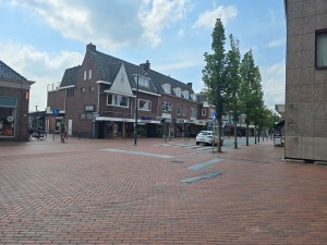 
                            <b>Bakstenen winkelpanden langs een rustige straat.</b><br>
                                                        <b>ISO:</b> 12 | <b>Sluitertijd:</b> 236241/250000000 | <b>Diafragma:</b> f/1.7 | <b>Datum:</b> 2026-06-28

                        