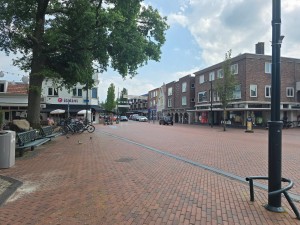 
                            <b>Rustig winkelplein met bakstenen bestrating en diverse winkels.</b><br>
                                                        <b>ISO:</b> 12 | <b>Sluitertijd:</b> 374333/250000000 | <b>Diafragma:</b> f/1.7 | <b>Datum:</b> 2026-06-28

                        