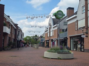 
                            <b>Winkelstraat met feestelijke hangende lampionnen en winkels</b><br>
                                                        <b>ISO:</b> 12 | <b>Sluitertijd:</b> 1222153/1000000000 | <b>Diafragma:</b> f/1.7 | <b>Datum:</b> 2026-06-28

                        